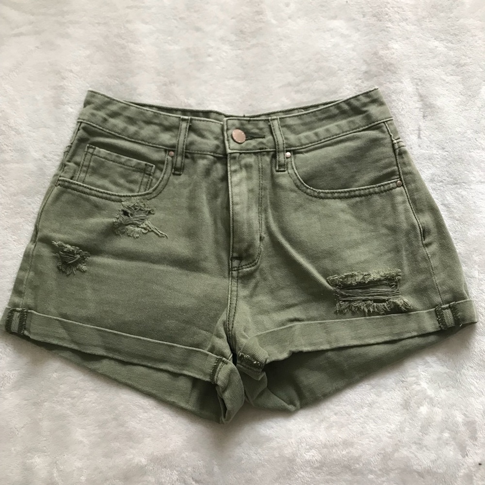 Bullhead denim shorts.